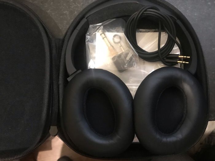 Noise cancelling headphones