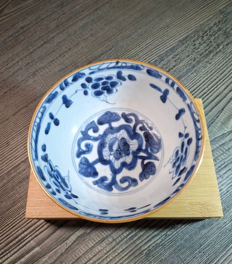 Chinese Kangxi porcelain Lotus bowl