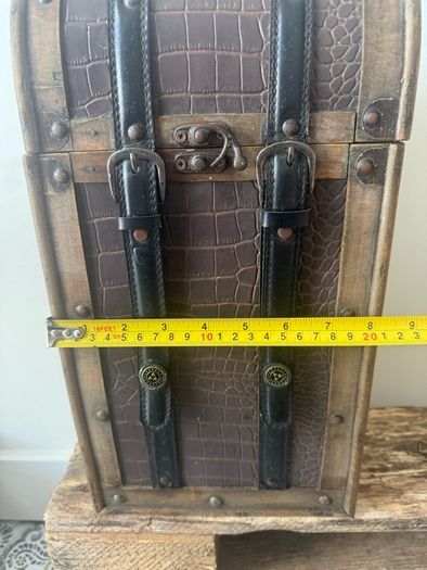 Vintage-style wooden wine gift box