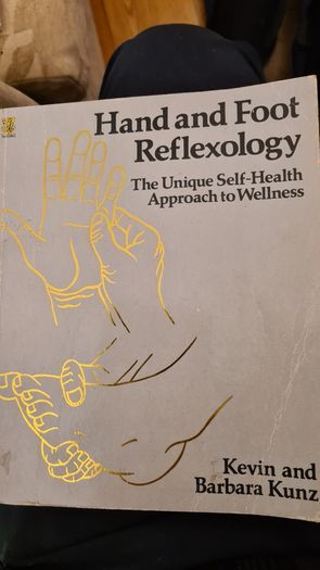Hand And Food Reflexology. By Kevin And Barbra Kunz. The Unique Self-health Approach To Wellness. Large Volume Paperback In Good Condition.