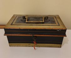 Antique Cash Box. Internal Tray. Two keys.