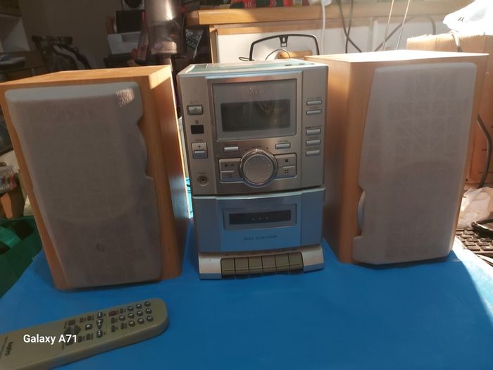 Sanyo Mini HiFi System, Radio, CD and Tape Cassette, Model DC-DA100, with 2 Sanyo Speakers, and Remote Control