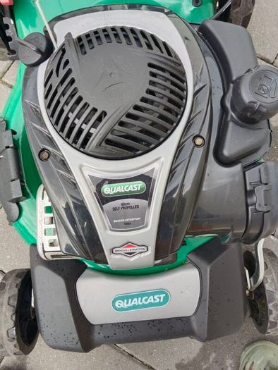 Self drive lawnmower with Briggs and Stratton engine 500 E series 140 cc in excellent working condition which starts the first pull.