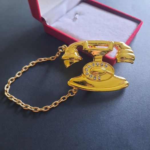 Gold Tone Rotary Telephone Brooch with Chain | 80s 90s Style Novelty Kitsch Jewelry | Old Fashioned Phone Pin Badge