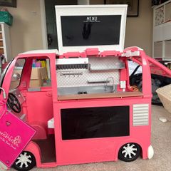 Our Generation Food Truck, Kitchen, 4 Dolls and Clothing