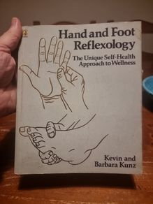 Hand and Foot Reflexology: The Unique Self-health Approach to Wellness (Paperback)
