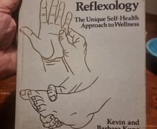 Hand and Foot Reflexology: The Unique Self-health Approach to Wellness (Paperback)