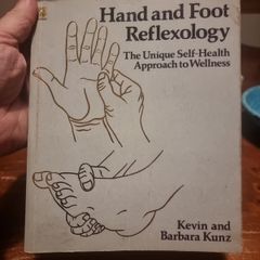 Hand and Foot Reflexology: The Unique Self-health Approach to Wellness (Paperback)