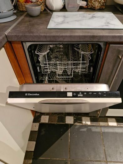Slimline dishwasher