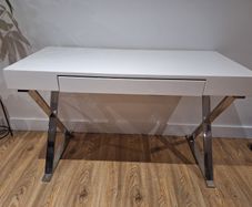 White gloss Table