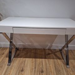 White gloss Table