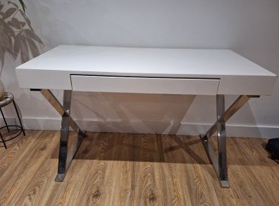 White gloss Table