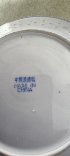 4 different ietms -1- Jingdezhen Porcelain 101/4 -inch Dragon Rice Grain Luncheon Plate - Vintage Blue and White Chinese Design is slieght chip at the edge 15.00 euro.2- Vintage Japanese octagonal porcelain bowl, commonly crafted in the traditional Arita 