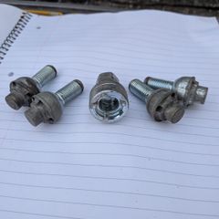Set of lock nuts with key