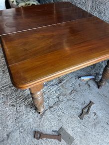 Vintage maghoney  table .  With extending  winder