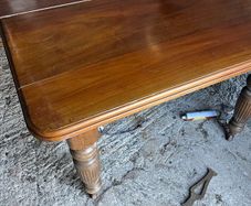 Vintage maghoney  table .  With extending  winder
