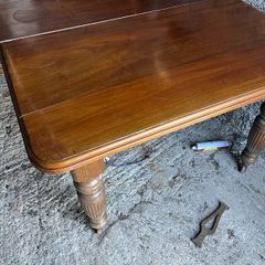 Vintage maghoney  table .  With extending  winder