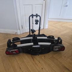 Towbar mountable tilting bike rack