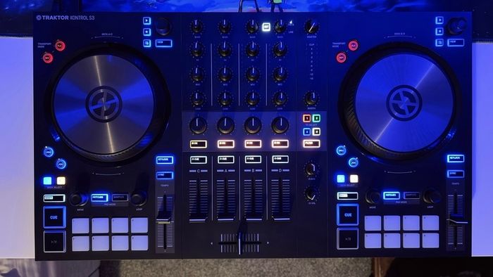 Native Instruments Traktor Kontrol S3 DJ Controller Excellent Condition