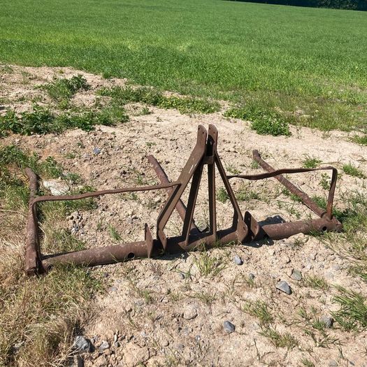 Round bale carrier