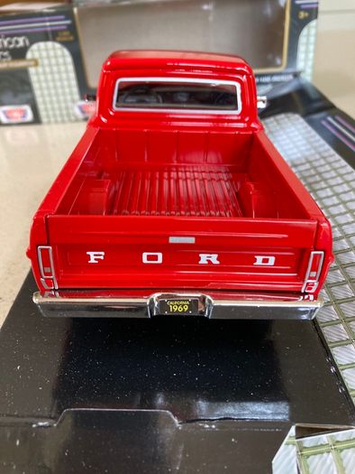 Ford F-100 Pickup Truck Year 1969 MotorMax 1/24