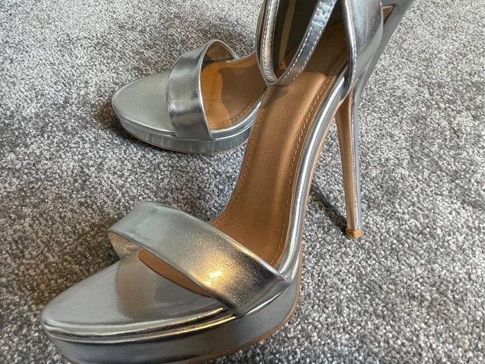 KORKYS Stunning Platform Silver Heels Size 5!