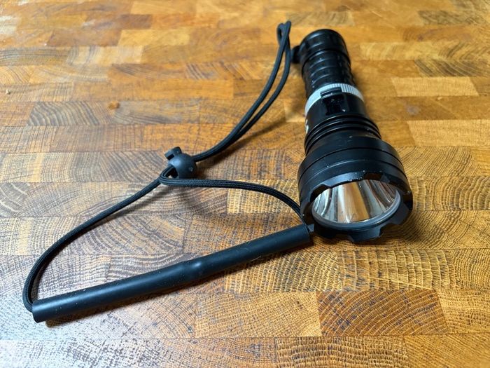 WholeFire XHP70 10k lumen diving torch + external charger