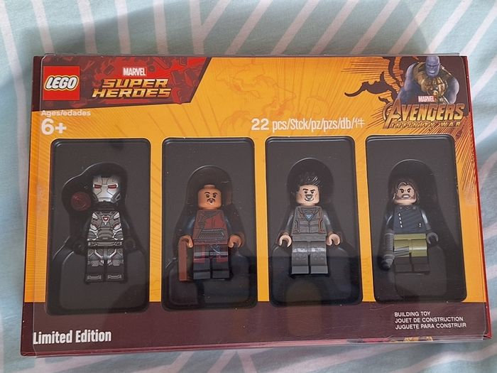 LEGO 2018 Bricktober Super Heroes  Minifigure Set, Toys R US Exclusive