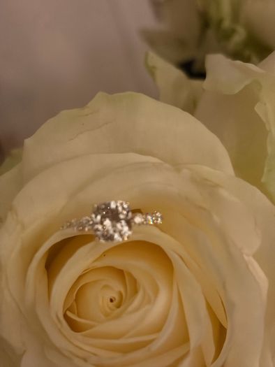 2ct Diamond cushion ring, 14kt gold