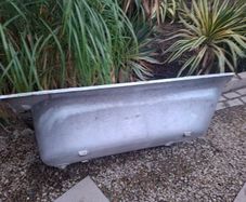 cast iron bathtub