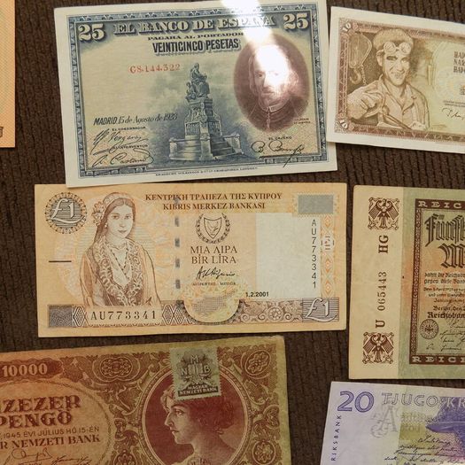 Lot of 12 Old World Banknotes from Circulation.1910-2001 No.10.