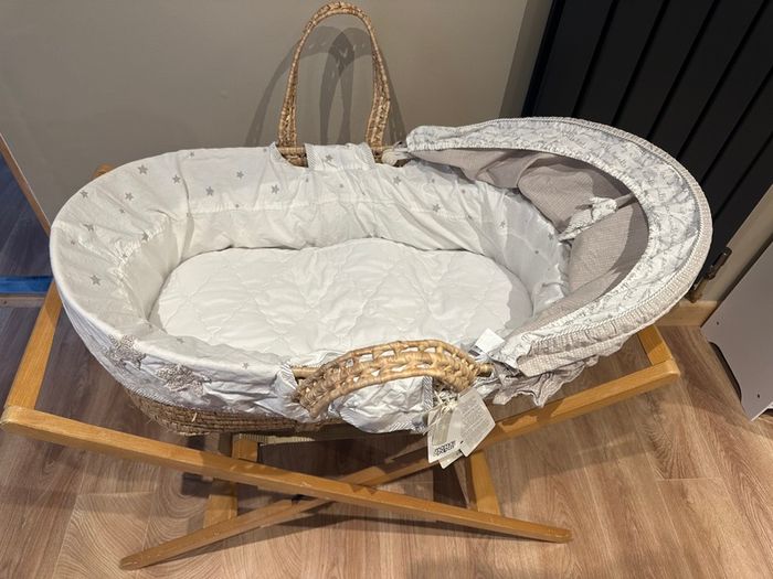 Moses basket with stand