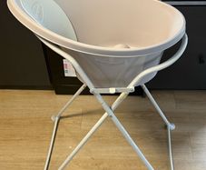 Shnuggle baby bath with stand