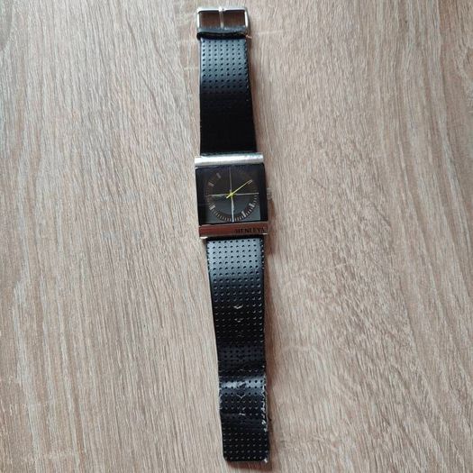 Henleys Men's Square Black Dial Watch