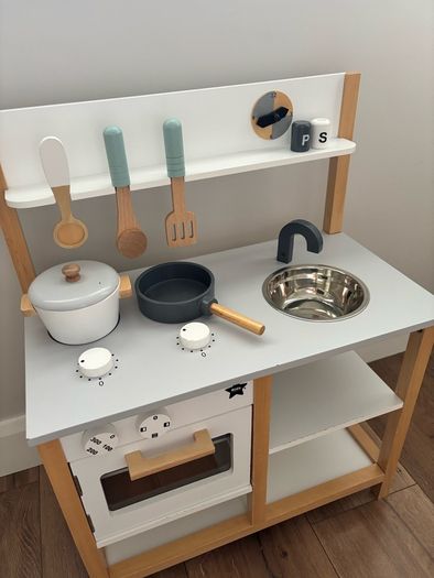 kids play kitchen
