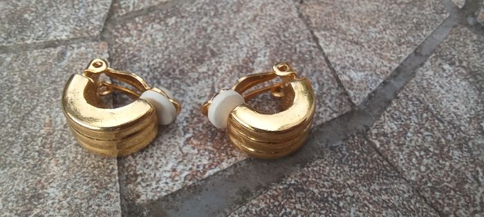 Vintage jewelry is sold individually for 5 to 10 euros