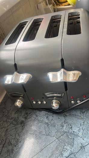 kettle and toaster - Delonghi