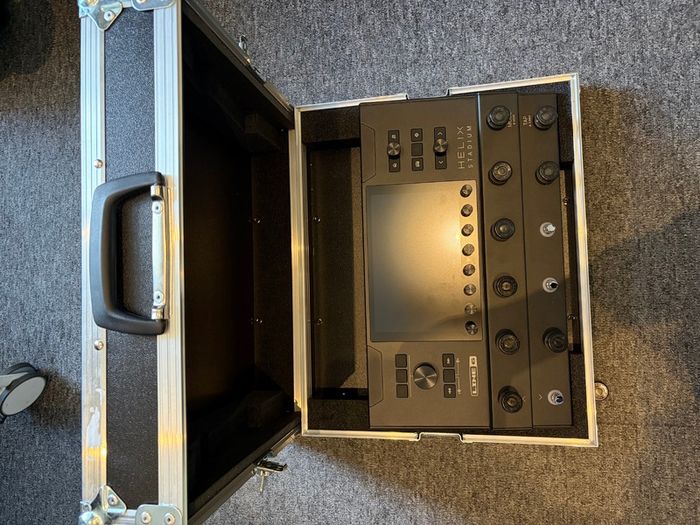 Line 6 Helix Stadium guitar processor in Thon flight case