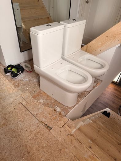 Complete Bathroom Suite Set 2 Years Old) AUCTION STYLE