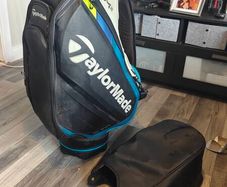 TaylorMade Sim 2 golf tour bag