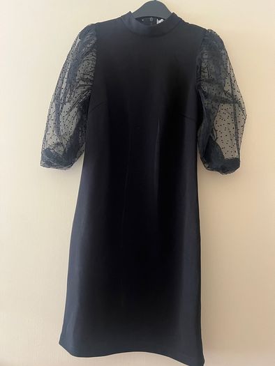 Dress with detail on sleeves