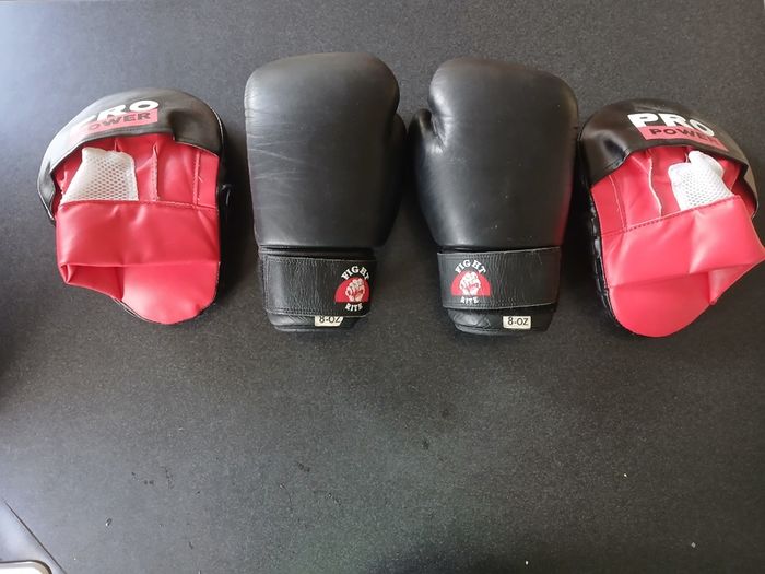 8 oz boxing gloves and pads