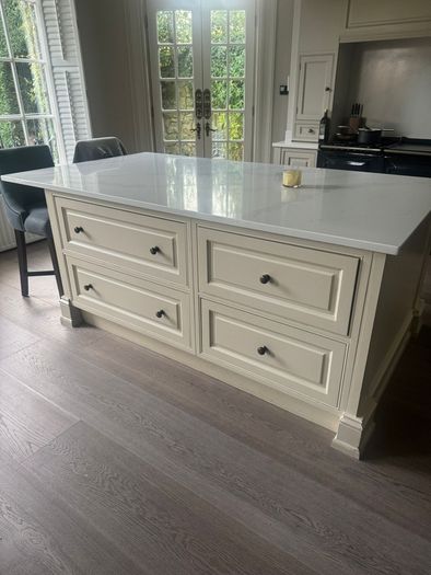 Kitchen island including quartz worktop