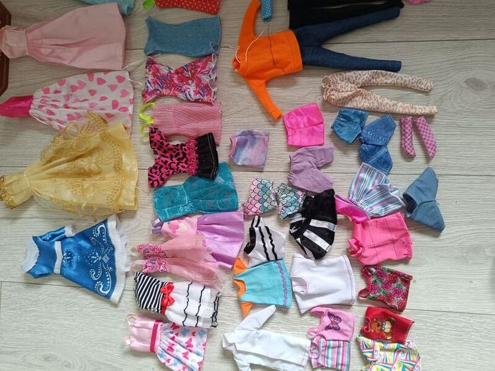 barbie house + dolls + accessories