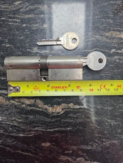 Cylinder lock 45 mm x 45 mm with 2 keys