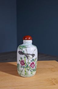 Chinese porcelain snuff bottle Famille Rose