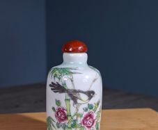 Chinese porcelain snuff bottle Famille Rose