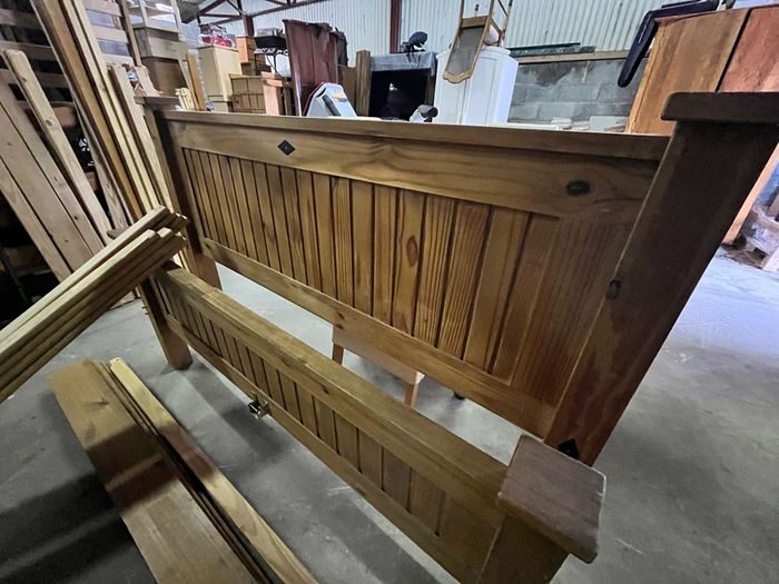 kingsize wooden Bed