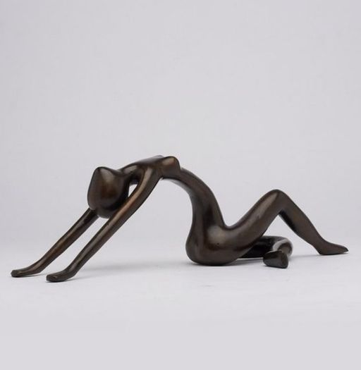 Minimalist Posing Lady - Bronze