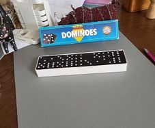 Dominoes set